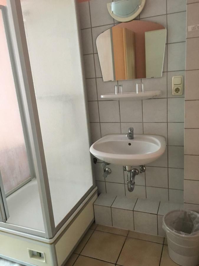 Yans Hotel *